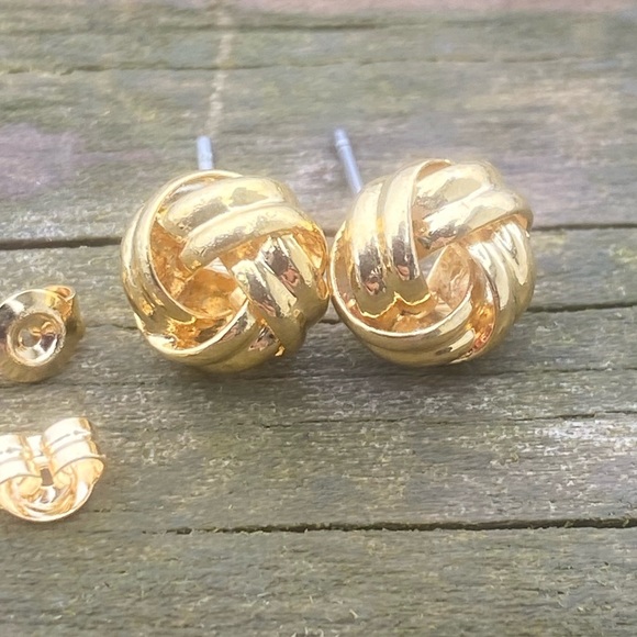 SOLD 💲Gold love knot stud earrings 8mm gold plated earrings - Picture 7 of 7